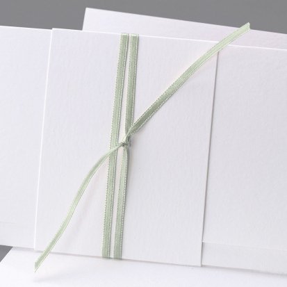 Amandelgroen satijnen lint 90 cm