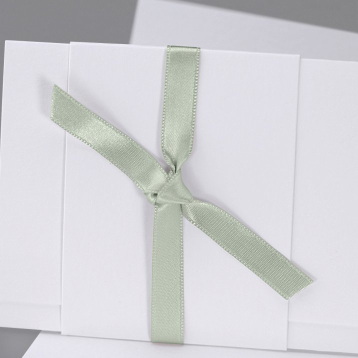 Amandelgroen satijnen lint 90 cm