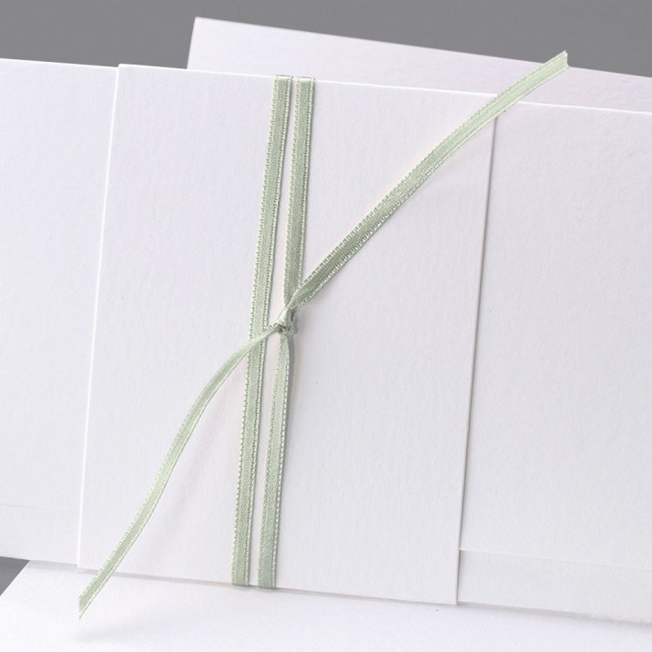 Amandelgroen satijnen lint 90 cm